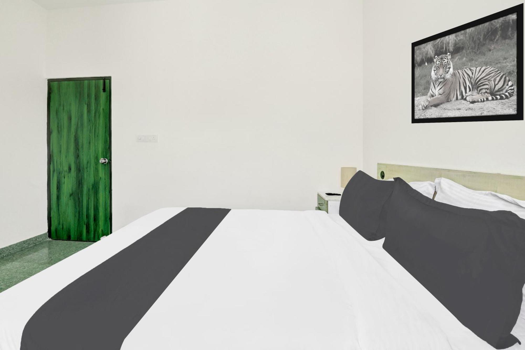 Hotel O Sri Manjunatha Deluxe Suites Bangalore Esterno foto